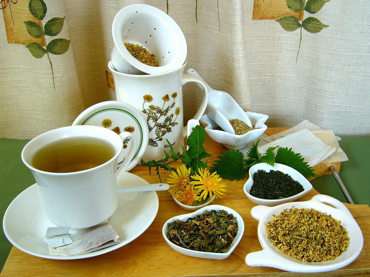 Čerstvé ingredience na dřevěném stole v horské chatě